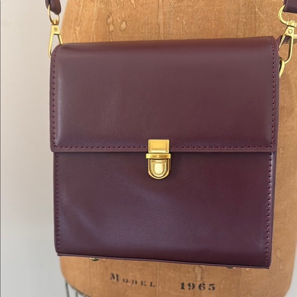 Elegant Purple Crossbody Bag - Picture 2 of 4